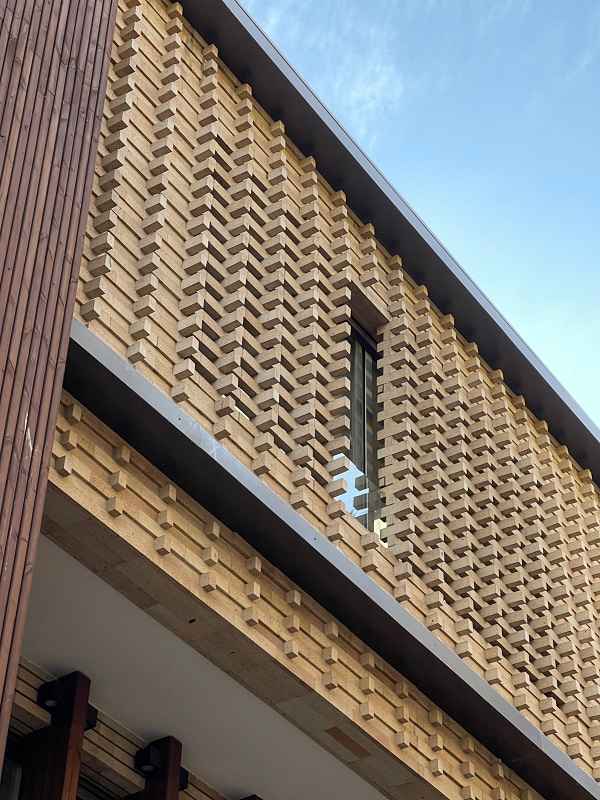 نمای ساختمان با آجر شاموتی